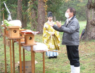 畜霊碑に参拝する菊池所長の写真