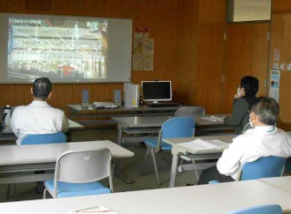 会議室での学会参加の様子の写真