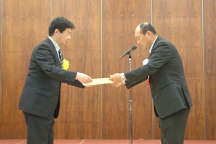 会長から表彰状を授与する写真
