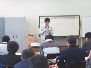熱心に耳を傾ける参加者の写真