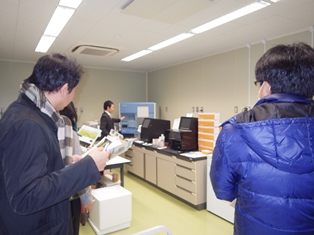 最新のDNA解析機器を見学中の写真