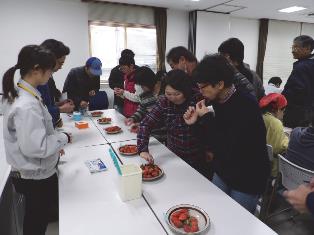 いちご試食の様子の写真