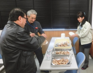 豚肉の試食の様子の写真