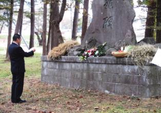 「慰霊のことば」を読み上げる鈴木所長の写真