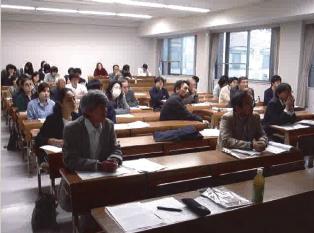 熱心に耳を傾ける参加者の写真