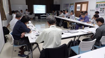 中間実績検討の様子の写真