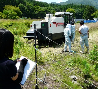 小型汎用コンバインでの収穫作業調査中の写真