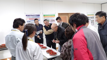 「よつぼし」の試食の様子の写真