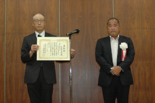 加藤上席と全国農業関係試験研究場所長会会長の記念写真