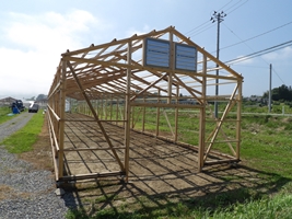 建設中の木骨ハウスの写真