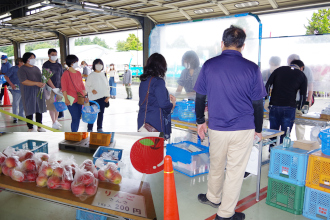 農産物販売の様子の写真