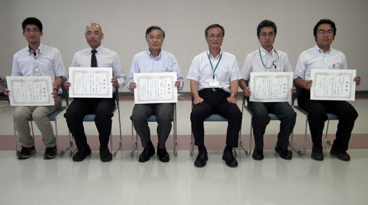 センター所長および受賞者の集合写真