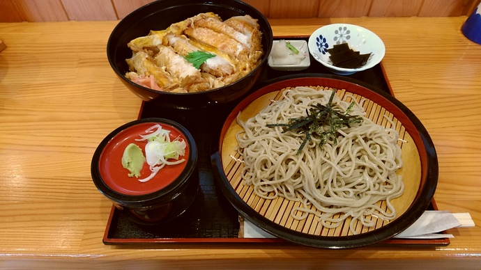 満腹セットそばとカツ丼