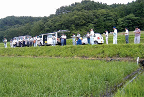 現地ほ場検討の様子の写真