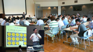 全体会の講演の様子の写真