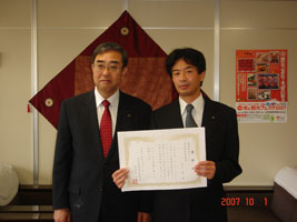 農林水産部長と前山主任専研の写真