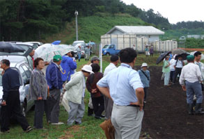 試験の内容について説明中の写真