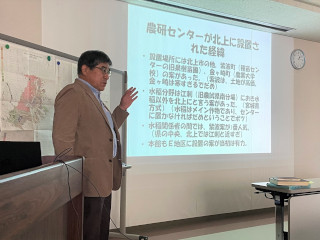 講演中の多田勝郎氏の写真
