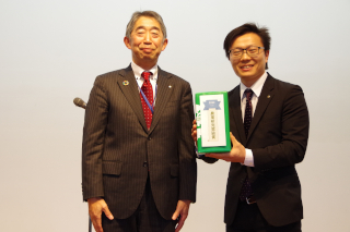 「農業研究奨励賞」を授与された松橋専門研究員の写真
