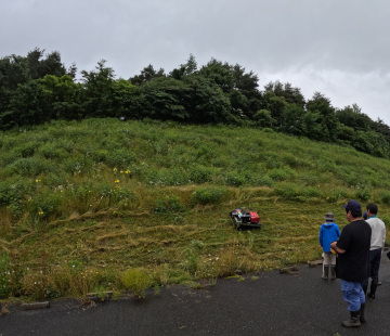 傾斜度35°前後の傾斜地での草刈り走行の様子の写真
