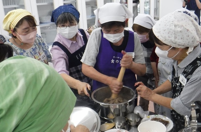 岩手県食の匠阿部光子さんから「そばがき」のコツを教わるさんかしゃ