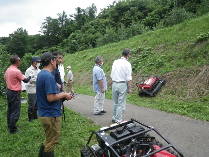 写真：ラジコン草刈機の操作体験の様子
