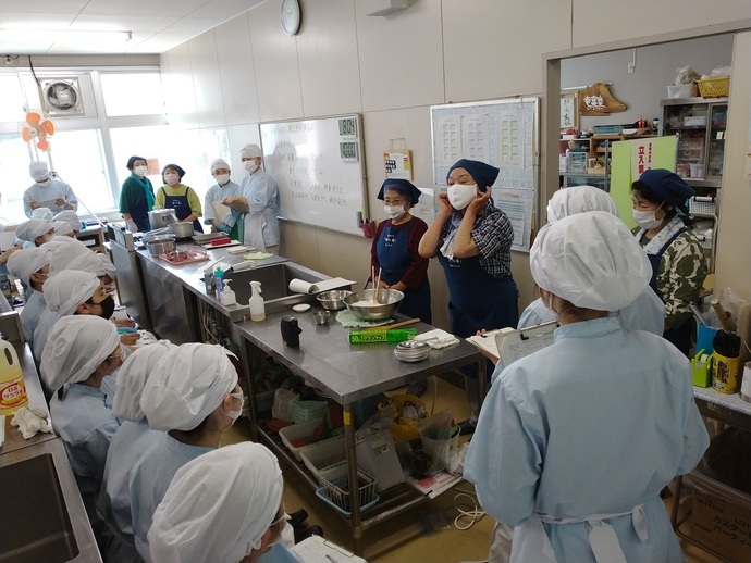 「ひっつみ」の調理実習中の食の匠と生徒たち