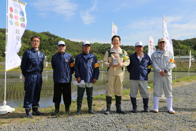 宮古赤前地区における「銀河のしずく」知事田植え行事