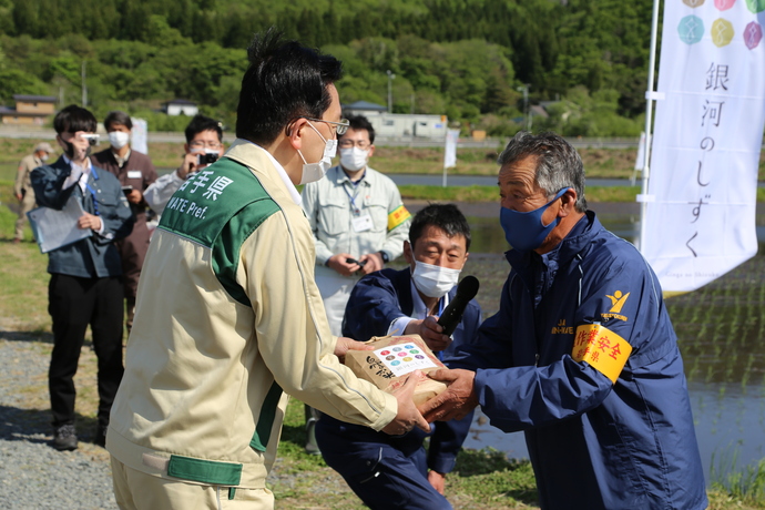 入賞米を贈呈する伊藤壽雄会長