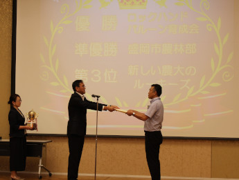 賞状を授与する山田野菜研究室長の写真