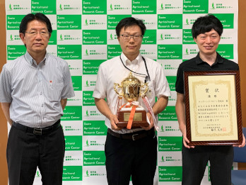 発表者の松橋・半田両専門研究員と佐藤所長の写真