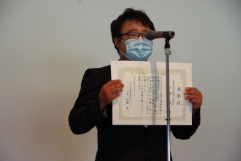 受賞者代表で挨拶する小澤専門研究員の写真