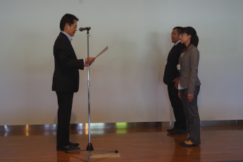 佐藤所長から賞状を授与される受賞者の写真