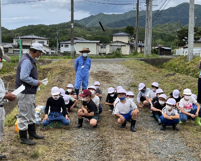 小学生の体験学習において児童の取組を支援しました。