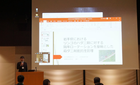 講演する藤沢首席専門研究員の写真