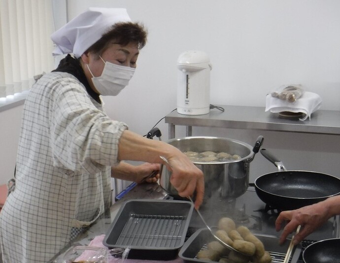 凍みじゃがいももちは、茹でてから甘味噌を塗って軽く焼きます。