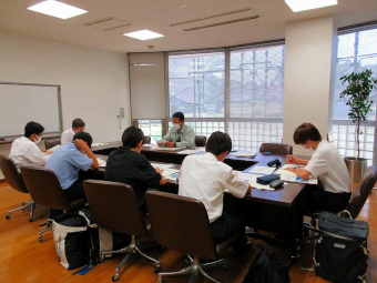 室内取材の様子の写真