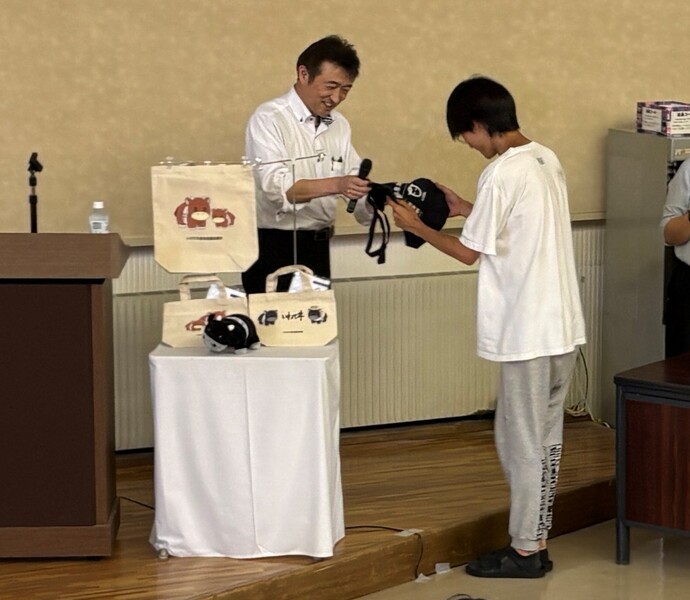 景品を手渡しする様子