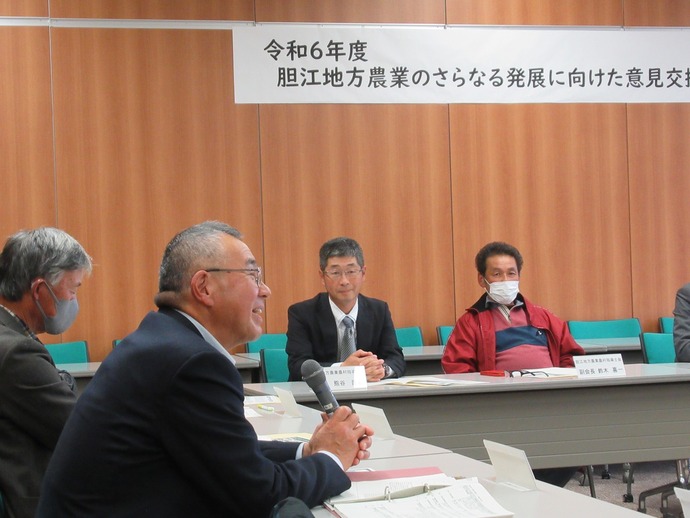 意見を交換し合う参加者の様子