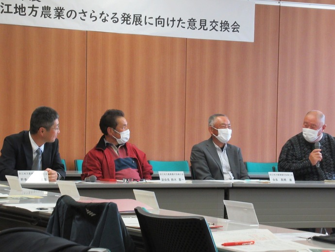 外国人技能実習生の受け入れについて報告している様子。