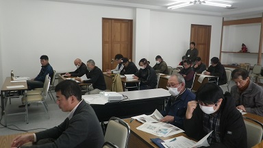 熱心に受講する参加者。