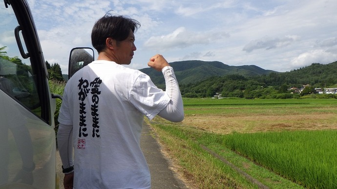 Tシャツの背中には熱い思いが書かれています。