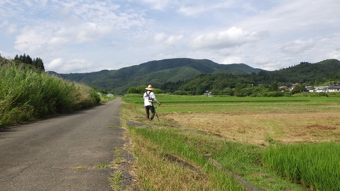 金取地区の農地と胴具足山と多田さん