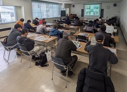 講師の説明に耳を傾ける参加者。