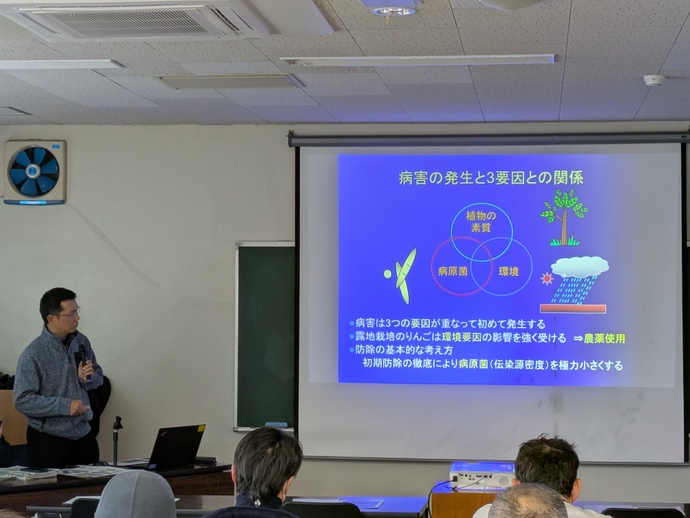 病害について分かりやすく 説明する講師。