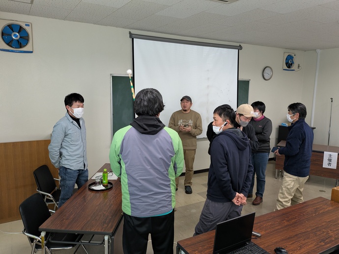 講師(左)と人工授粉について 意見交換する参加者。