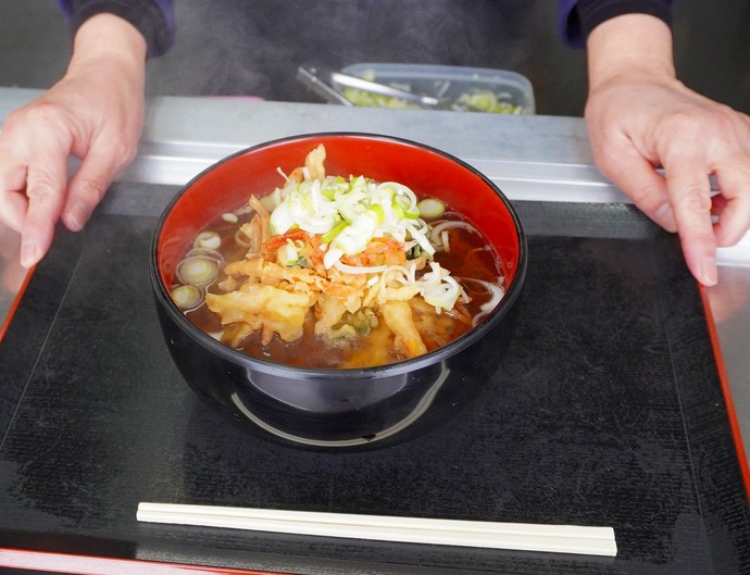 「お待たせしました。自慢の『十割天ぷらそば』です。」。