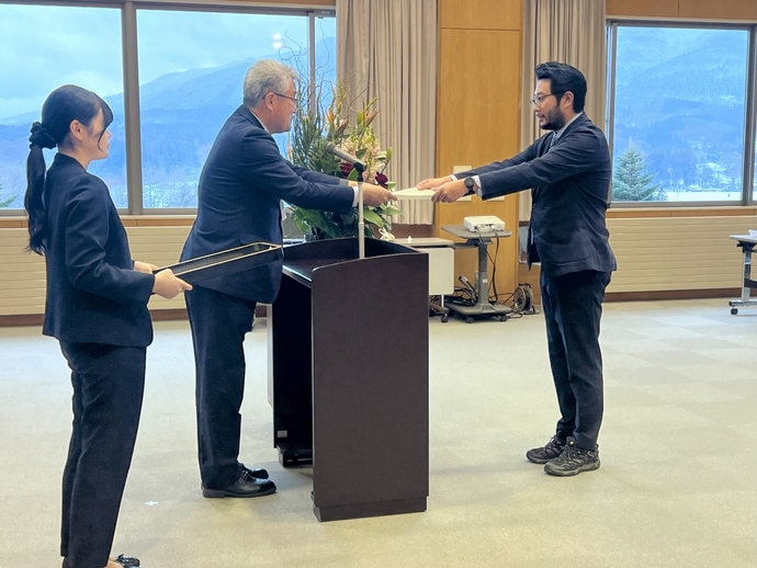 閉講式での修了証書授与