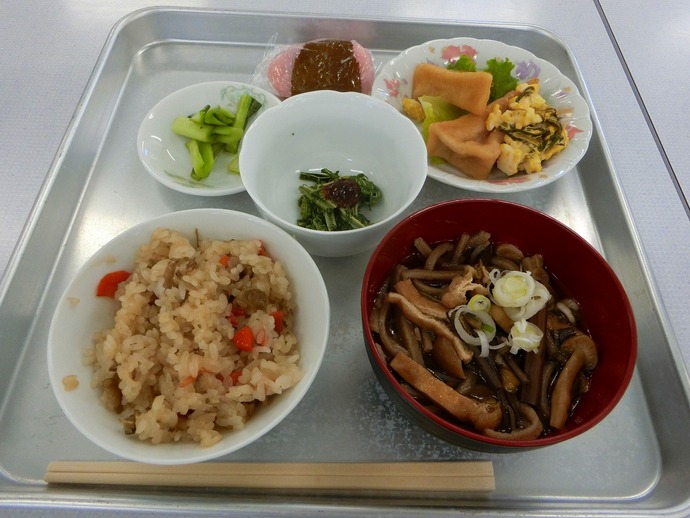 グループ員の手料理も 添えられ、おいしそうな料理が並びました。