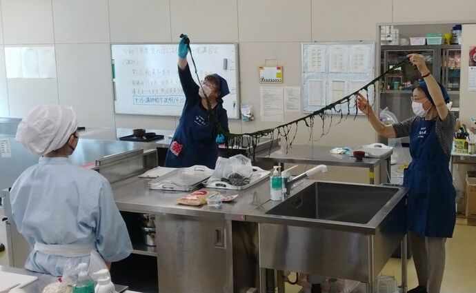 ワカメの中芯を説明する様子